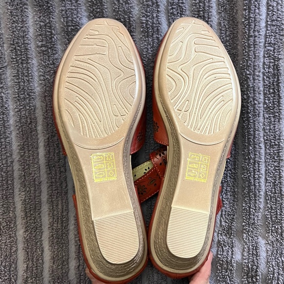 Spring Step Wedge Shoes - Picture 5 of 9